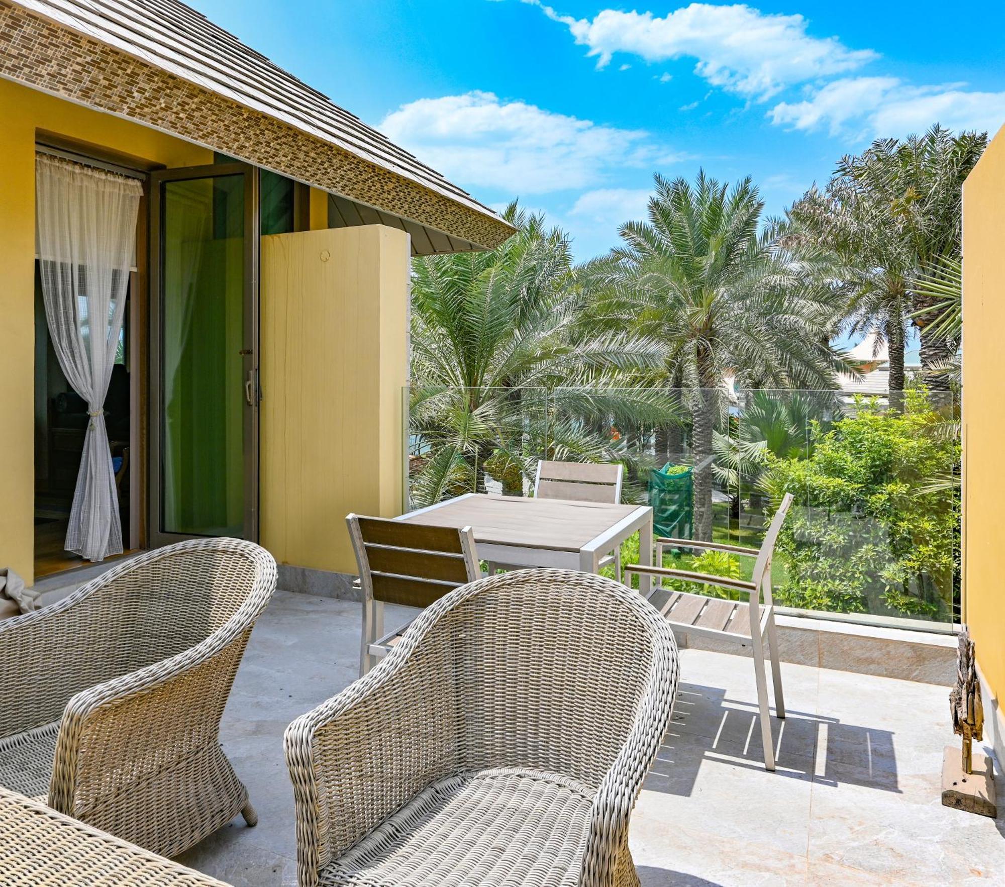 Palavra Resort Манама Екстериор снимка A balcony at Jumeirah Creekside